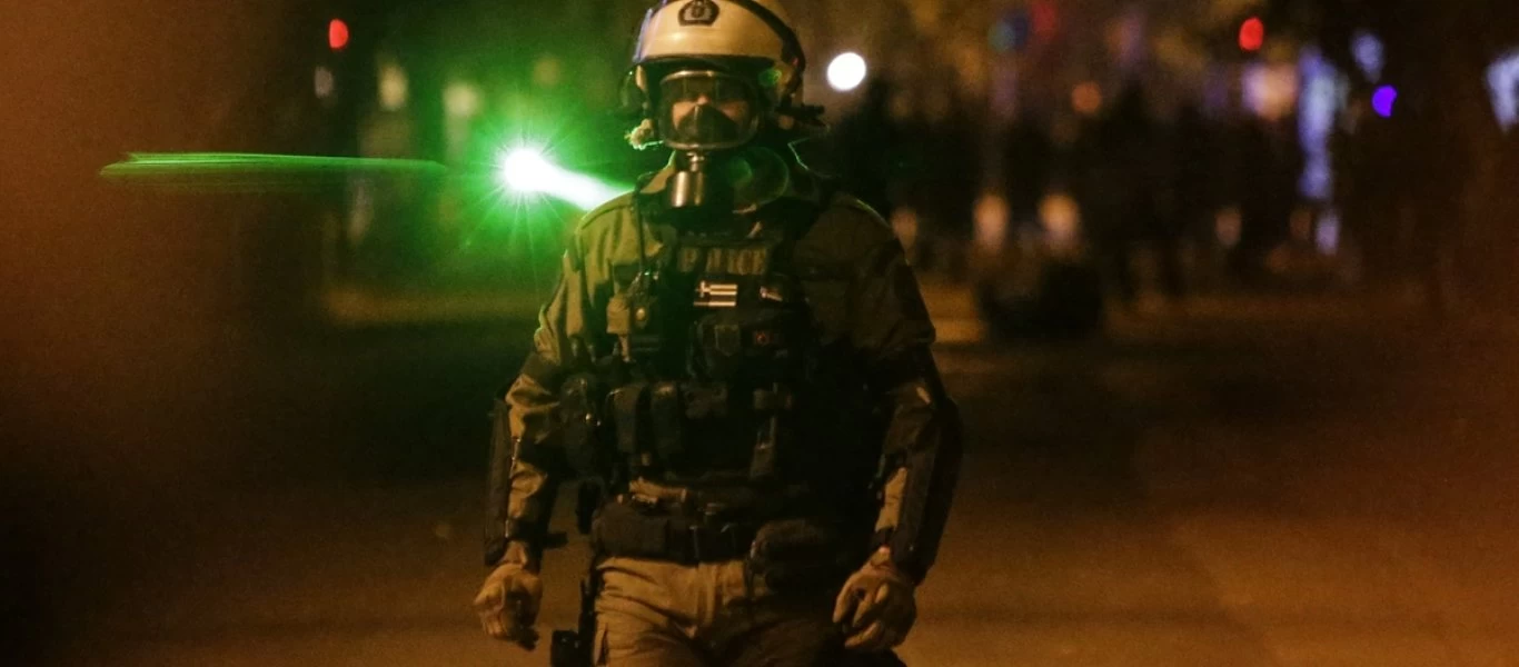 Οδομαχίες στην Πανόρμου: Συμπλοκές πολιτών με δυνάμεις των ΜΑΤ - Τρεις προσαγωγές (φωτό-βίντεο) (upd 2)